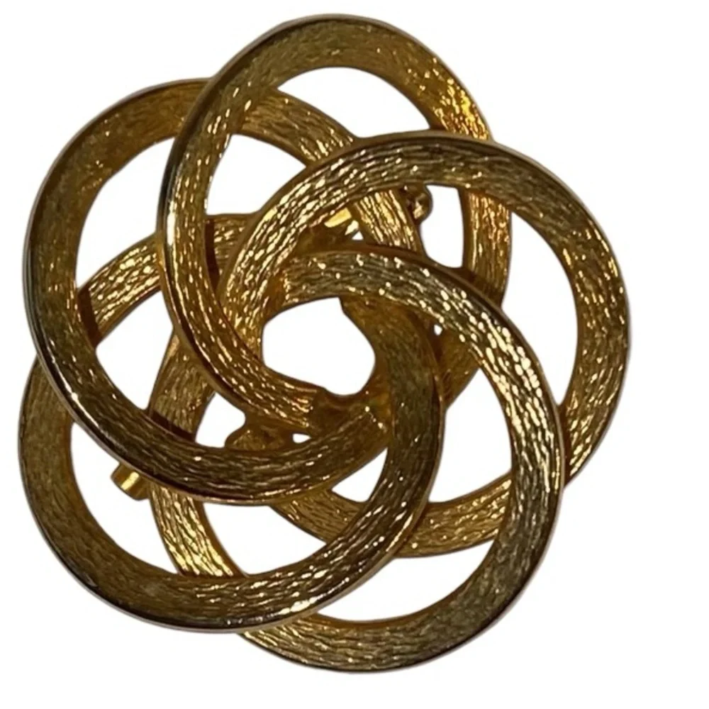 Vintage Gold Tone Knot Textured Brooch Pin – Classic Retro Accessory